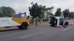 Pikap Terguling di KM 749 Tol Sidoarjo
