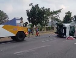 Pikap Terguling di KM 749 Tol Sidoarjo