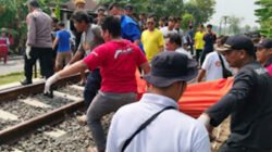Petugas gabungan mengevakuasi korban yang tewas tertemper KA