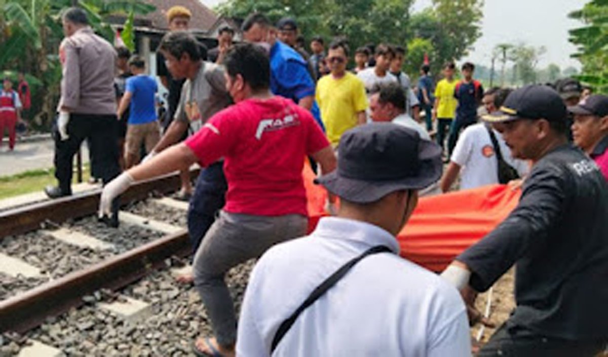Petugas gabungan mengevakuasi korban yang tewas tertemper KA