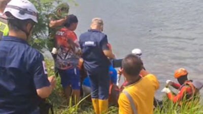 Warga Desa Kedungbocok digegerkan dengan penemuan mayat pria penuh luka di sungai.