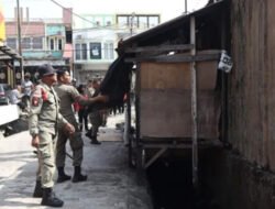 Satpol PP Kota Padang Tertibkan Bangunan Liar di Drainase