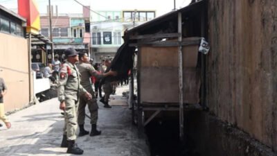 Satpol PP Kota Padang Tertibkan Bangunan Liar di Drainase