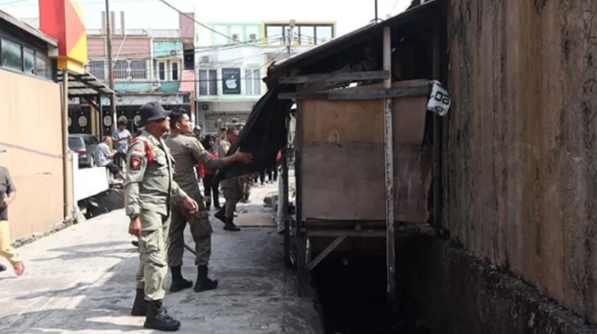 Satpol PP Kota Padang lakukan penertiban terhadap bangunan liar.