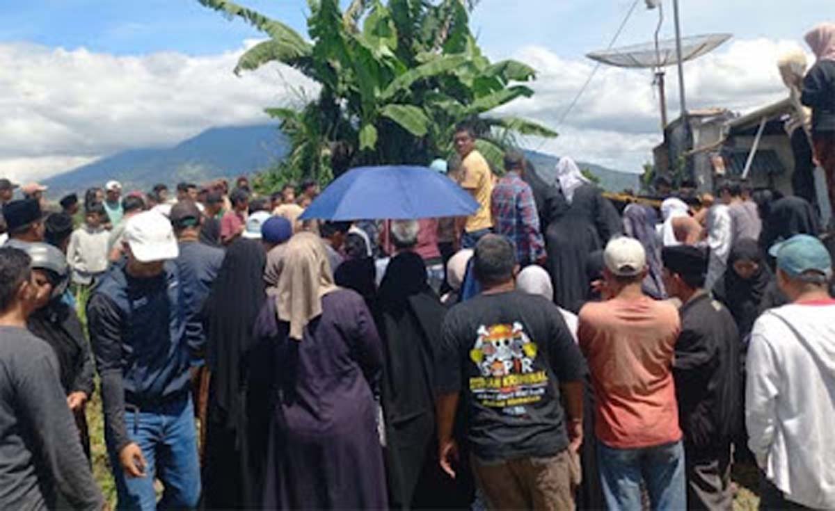 Isak Tangis Pecah Sambut Kedatangan Jenazah Korban KMP Mutiara Sentosa 2 Asal Agam