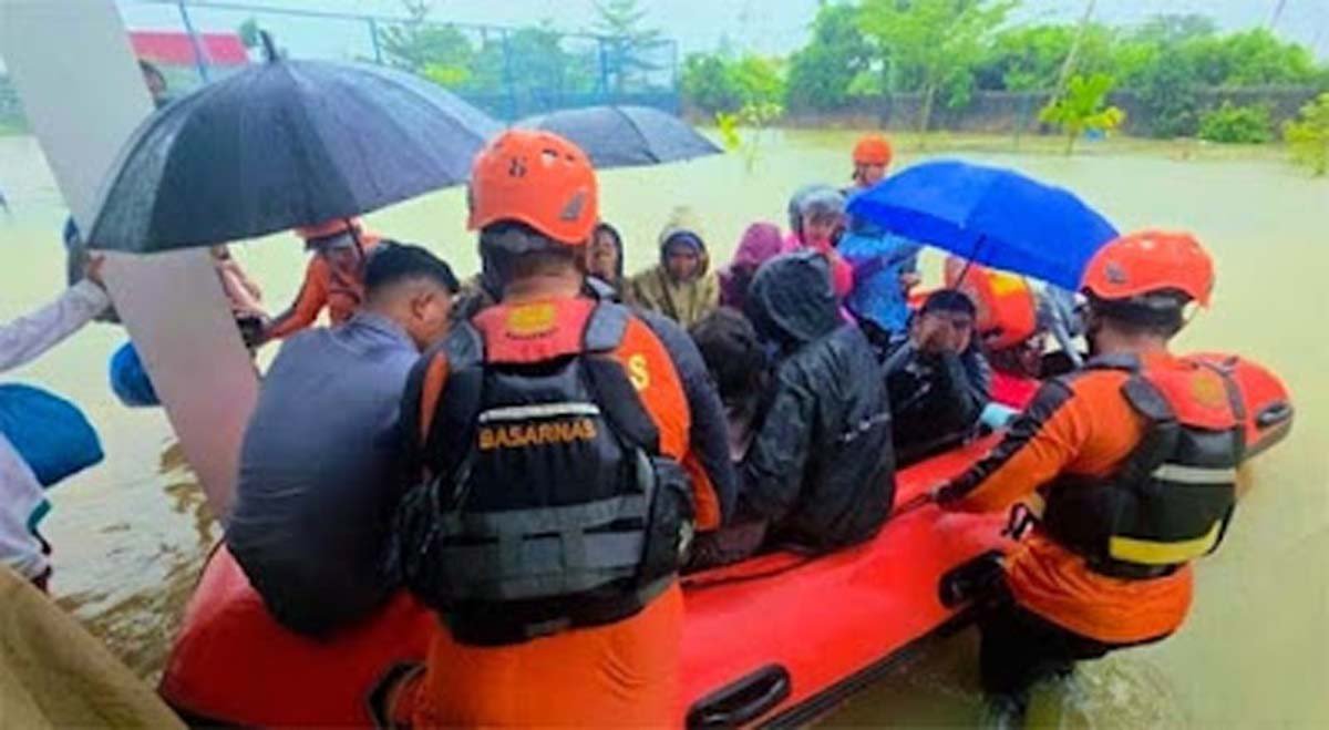 Evakuasi korban banjir.