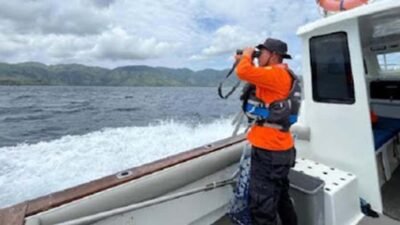 Basarnas mengevakuasi empat nelayan yang terombang-ambing