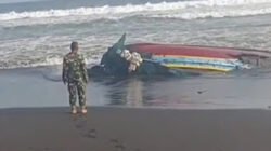 Perahu Nelayan Puger Hancur Dihantam Ombak