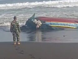 Perahu Nelayan Puger Hancur Dihantam Ombak