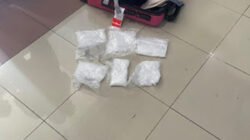 Polisi Buru Wanita Pembawa 1,01 Kg Sabu