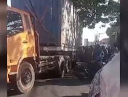 Bonceng Ibu, Remaja Tewas Terlindas Truk