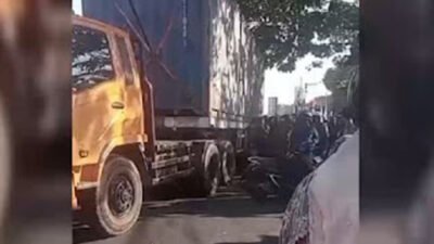 Bonceng Ibu, Remaja Tewas Terlindas Truk