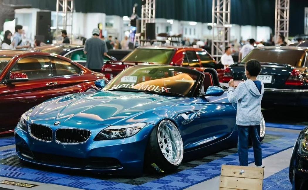 Ratusan mobil dan motor modifikasi berkumpul dalam ajang Indonesian Custom Show (ICS) 2026 di Jogja Expo Center (JEC), Yogyakarta.