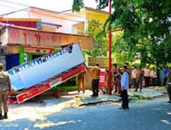 Jaga Trantibum, Satpol PP Padang Tegur Pelaku Usaha yang Ganggu Fasilitas Umum