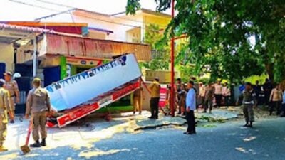 Jaga Trantibum, Satpol PP Padang Tegur Pelaku Usaha yang Ganggu Fasilitas Umum