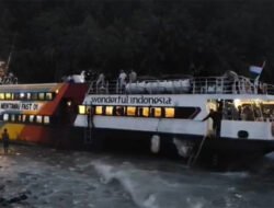 Puluhan Penumpang Mentawai Fast Dievakuasi