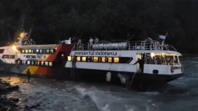 Puluhan Penumpang Mentawai Fast Dievakuasi