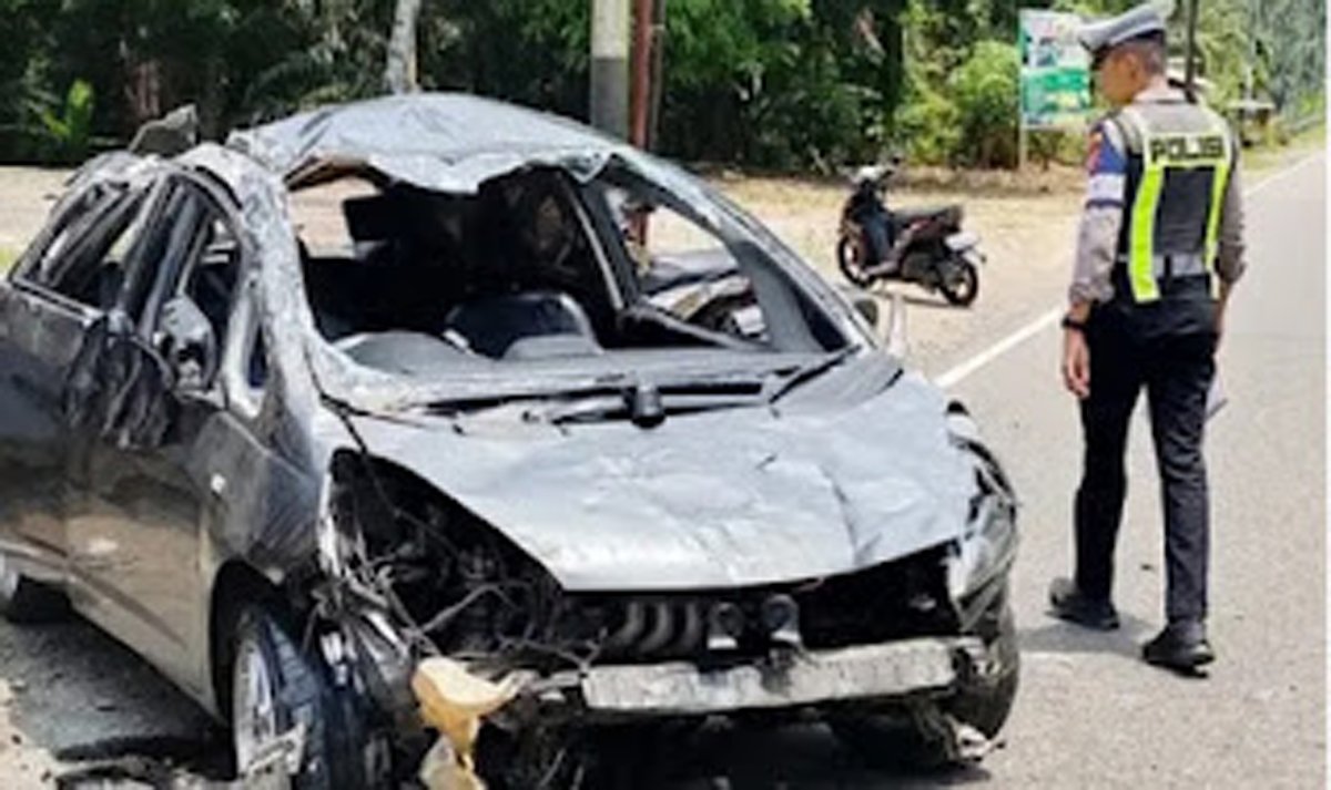 Honda Jazz Hantam Warung hingga Terguling di Padang Pariaman