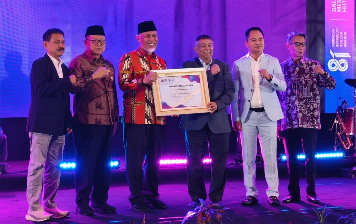 Gubernur Sumbar Mahyeldi menerima penghargaan pada kegiatan Sumbar Teacher Summit 2026.