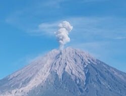Gunung Semeru Erupsi 123 Detik, Warga Diminta Waspada