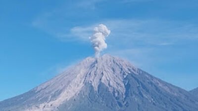 Gunung Semeru Erupsi 123 Detik, Warga Diminta Waspada