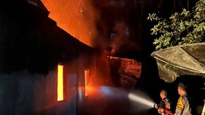 Damkar Padang Pariaman Padamkan Kebakaran Rumah