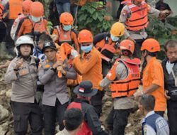Tim SAR Evakuasi Agusra, Korban Galodo Kabupaten Solok
