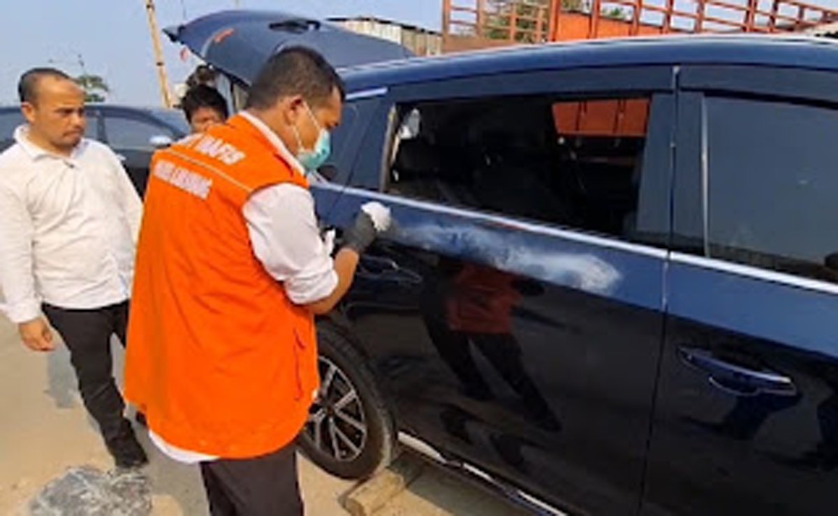 Polisi mengolah TKP aksi perampokan modus kempes ban