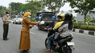 Pemko Padang menyalurkan bantuan berupa 11.000 masker kepada warga Kota Padang