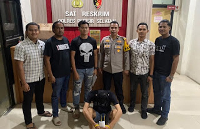 Tersangka saat diamankan Polres Pessel.