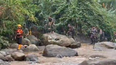 Pencarian Korban Galodo Arosuka Dibagi Empat Sektor