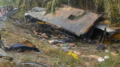 Bus penumpang mengalami kecelakaan tunggal