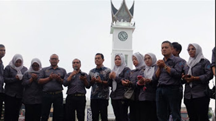 PWI Bukittinggi Doa Bersama di Jam Gadang.