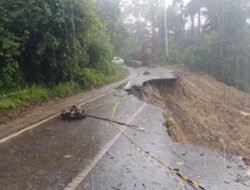 Jalan Sungai Tuleh Tak Bisa Dilalui Kendaraan