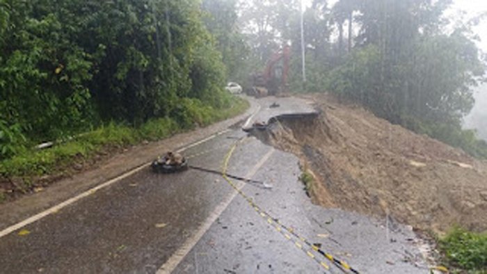 Jalan Sungai Tuleh mengalami amblas.
