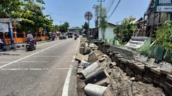 Trotoar yang sedang dibongkar.