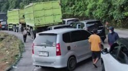 Dua Truk Hambat Arus Padang-Solok