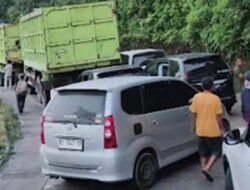 Dua Truk Hambat Arus Padang-Solok