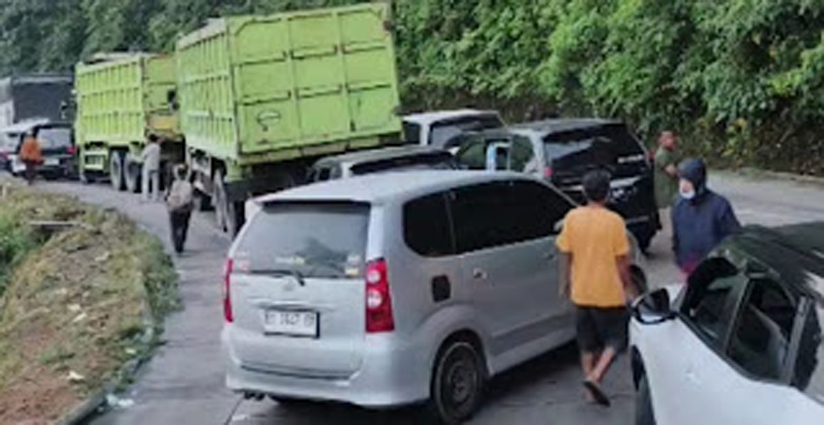 Pagi Ini Jalur Padang-Solok Macet Parah, Dua Truk Hambat Arus di Sitinjau Lauik