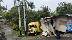 Mobil Box Masuk Jalur Lawan, Tabrak Truk