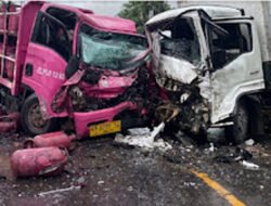 Tabrakan Dua Truk di Sungai Ambawang, Dua Orang Luka-luka