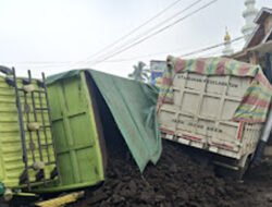 Tabrakan Dua Truk Terjadi di Talang Solok