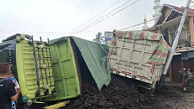 Tabrakan Dua Truk Terjadi di Talang Solok