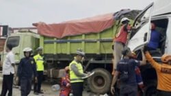 Truk Boks Hantam Truk Jungkit Mogok, Sopir Tewas