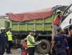 Truk Boks Hantam Truk Jungkit Mogok, Sopir Tewas