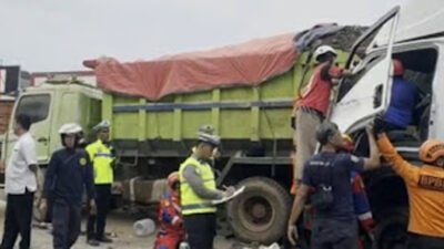 Truk Boks Hantam Truk Jungkit Mogok, Sopir Tewas