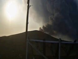 Status Level II, Gunung Anak Krakatau Kembali Meletus