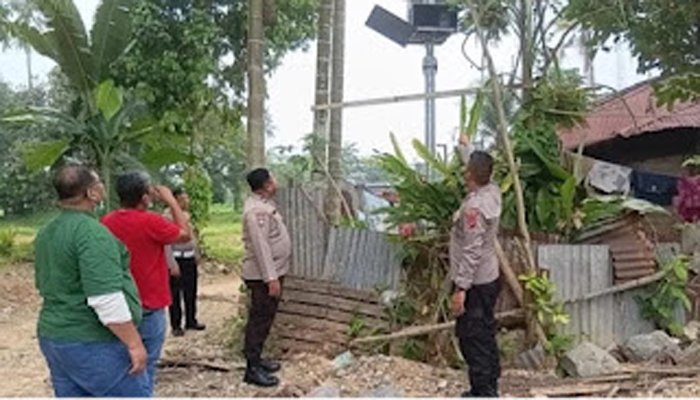 Personel BPBD dan pihak kepolisian mengecek box EWS Banjir yang dibobol pencuri.
