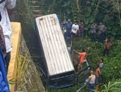 Microbus Masuk Sungai di Baso, Lalu Lintas Macet