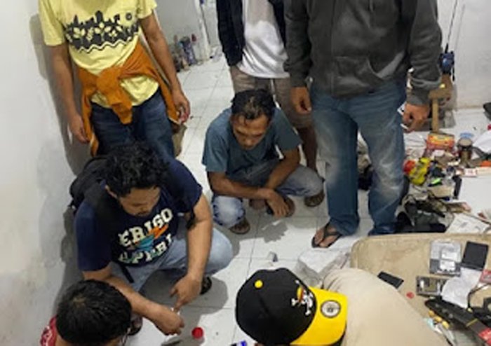 Tim Satresnarkoba Polres Dharmasraya mengamankan FR, oknum PNS.